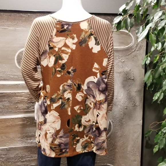 Entro brown floral top. Striped sleeves - Picture 2 of 5